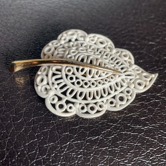 Monet White Enamel Leaf Brooch - Picture 4 of 7